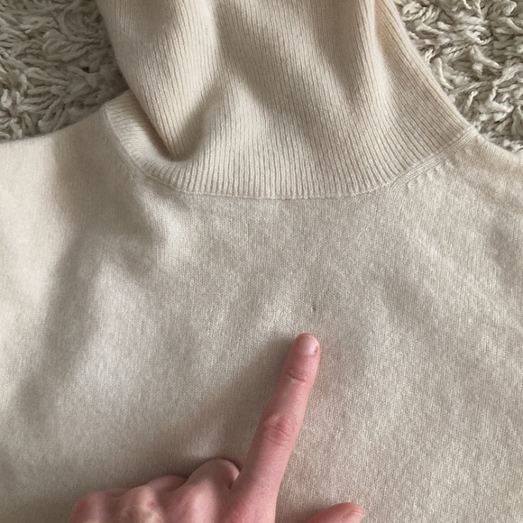 Neiman Marcus Cream Cashmere Turtleneck Size M - Picture 6 of 7